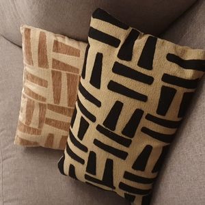 2 decorative pillows